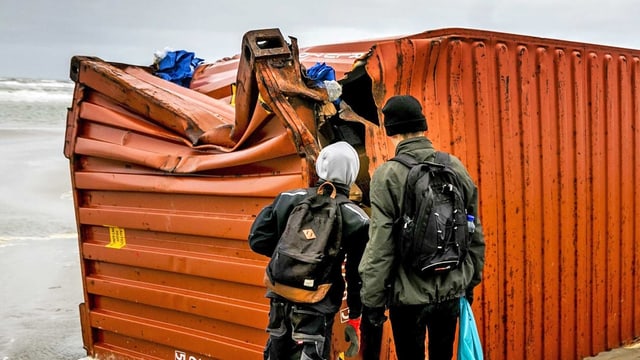 Zerstörter Container. Zerstörter Container.