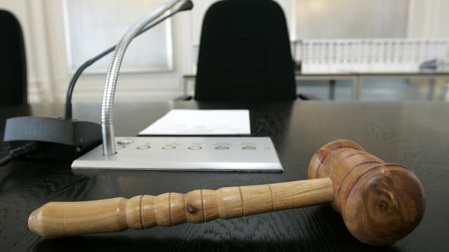 Holzhammer in Gericht. Holzhammer in Gericht.