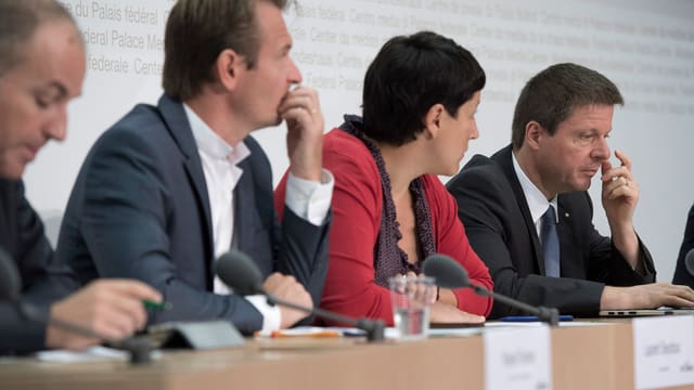 Martin Bäumle und das Parteipräsidium der GLP an einer Pressekonferenz. Martin Bäumle und das Parteipräsidium der GLP an einer Pressekonferenz.