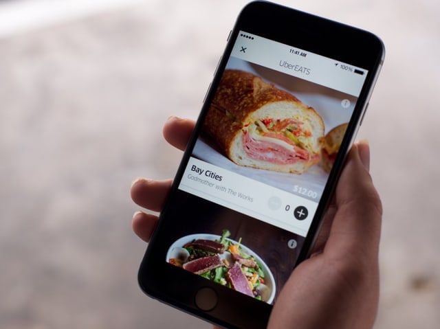 Smartphone mit der UberEATS-App Smartphone mit der UberEATS-App