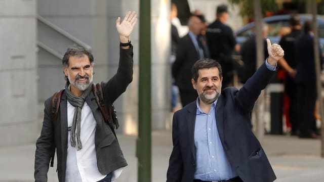 Jordi Cuixart (links) und Jordi Sanchez (rechts) winken. Jordi Cuixart (links) und Jordi Sanchez (rechts) winken.