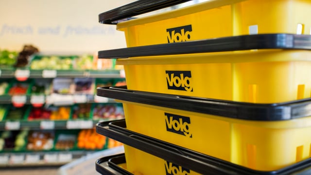 Blick in einen Volg-Laden: Im Vordergrund Einkaufskörbe mit Logo, im Hintergrund Warenauslagen. Blick in einen Volg-Laden: Im Vordergrund Einkaufskörbe mit Logo, im Hintergrund Warenauslagen.