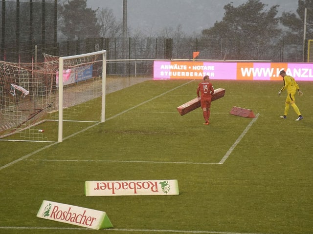 Im Spitzenspiel der Regionalliga Südwest zwischen Steinbach Haiger und den Kickers Offenbach funkte Sturmtief Luis dazwischen. Nachdem heftige Böen Gegenstände auf den Platz befördert hatten, schickte der Schiedsrichter die Spieler kurzzeitig in die Kabine.