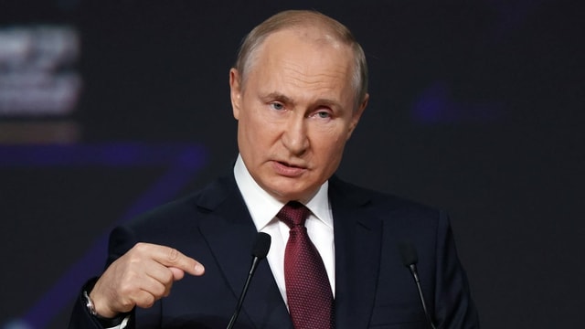 Putin spricht an Rednerpult Putin spricht an Rednerpult