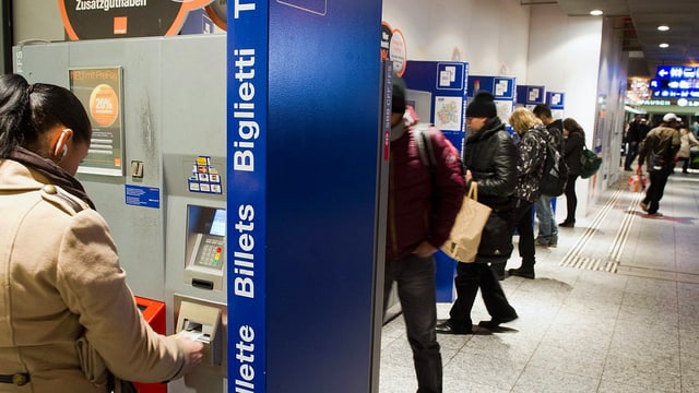 Menschen an Billettautomaten Menschen an Billettautomaten