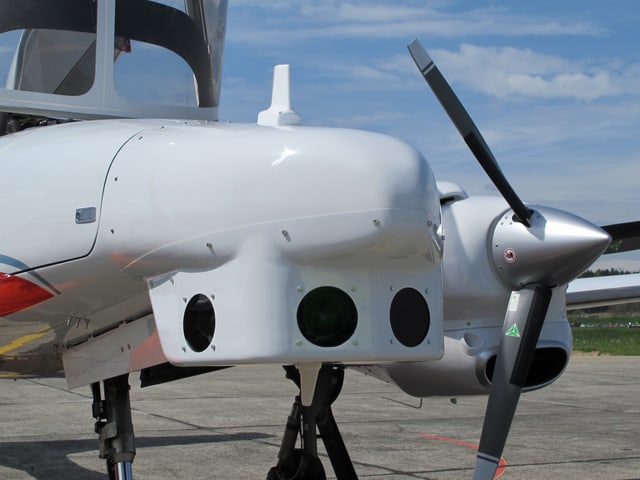 Hinter den Öffnungen unter der Flugzeugfront befinden sich optische Kameras zur Beobachtung des Luftraums. Hinter den Öffnungen unter der Flugzeugfront befinden sich optische Kameras zur Beobachtung des Luftraums.