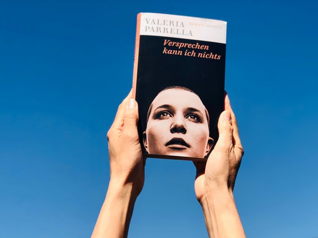 Annette König hält den Roman «Versprechen kann ich nichts» von Valeria Parrella hoch in die Luft Annette König hält den Roman «Versprechen kann ich nichts» von Valeria Parrella hoch in die Luft