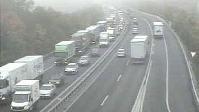 Auch Stunden nach dem Unfall stauen sich die Fahrzeuge noch weit zurück. Hier bei Mägenwil um 10.45 Uhr. Auch Stunden nach dem Unfall stauen sich die Fahrzeuge noch weit zurück. Hier bei Mägenwil um 10.45 Uhr.