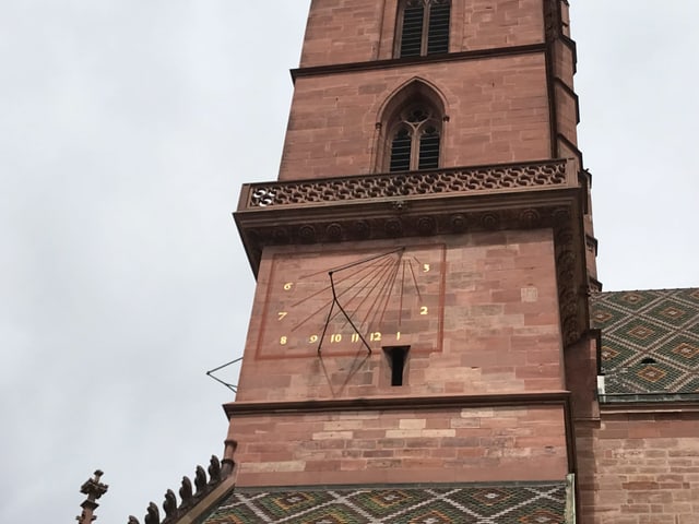 Sonnenuhr am Martinsturm. Sonnenuhr am Martinsturm.