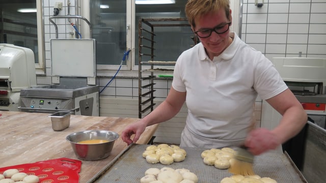 Dreikönigskuchen werden mit Eigelb bestrichen Dreikönigskuchen werden mit Eigelb bestrichen