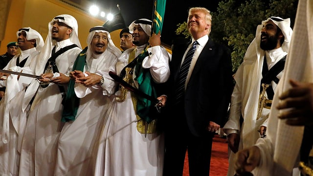 Donald Trump gemeinsam mit König Salman im Mai 2017 beim traditionellen Säbeltanz. Donald Trump gemeinsam mit König Salman im Mai 2017 beim traditionellen Säbeltanz.