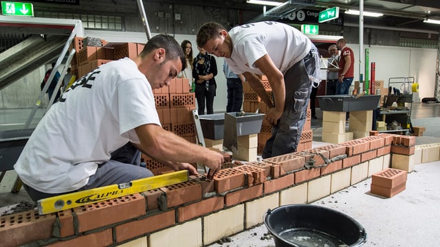 Zwei Maurer an der Arbeit Zwei Maurer an der Arbeit