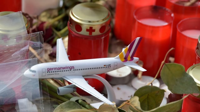 Modell eines Germanwings-Aribus zwischen Trauerkerzen vor dem Hauptsitz der Fluggesellschaft Modell eines Germanwings-Aribus zwischen Trauerkerzen vor dem Hauptsitz der Fluggesellschaft