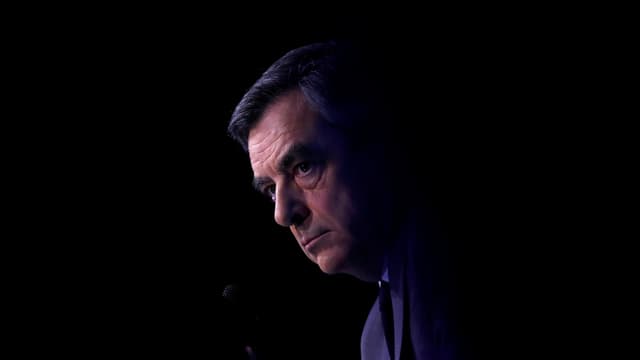 François Fillon vor einem schwarzen Hintergrund François Fillon vor einem schwarzen Hintergrund