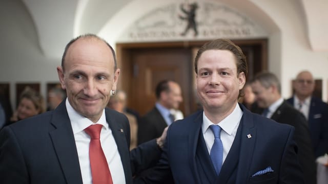 Der abtretende Regierungsrat und sein Nachfolger: Matthias Weishaupt posiert an den Gesamterneuerungswahlen vom 10. Februar 2019 in Herisau mit Yves Noël Balmer. Der abtretende Regierungsrat und sein Nachfolger: Matthias Weishaupt posiert an den Gesamterneuerungswahlen vom 10. Februar 2019 in Herisau mit Yves Noël Balmer.