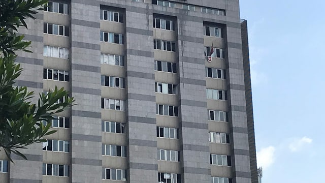 Hochhaus mit beschädigten Fenstern. Hochhaus mit beschädigten Fenstern.