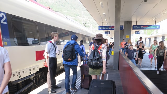 Bahnhof Visp. Es ist viel los. Bahnhof Visp. Es ist viel los.