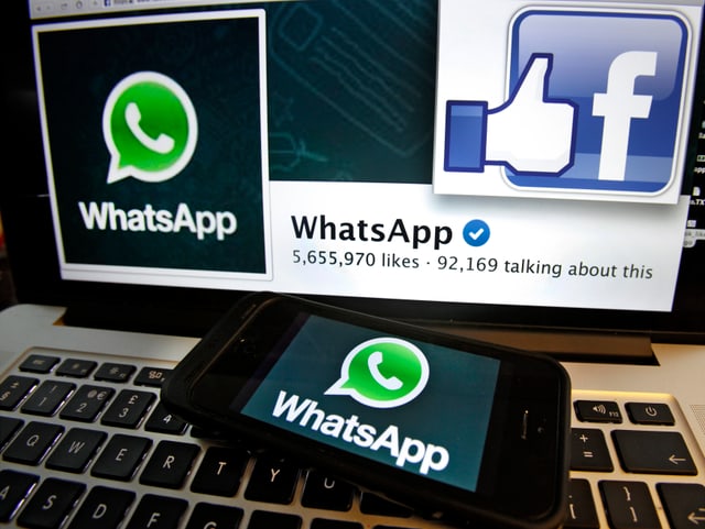 Ein Computerbildschirm mit den Logos von Whatsapp und Facebook, davor ein Smartphone, welches ebenfalls das Whatsapp-Logo zeigt. Ein Computerbildschirm mit den Logos von Whatsapp und Facebook, davor ein Smartphone, welches ebenfalls das Whatsapp-Logo zeigt.