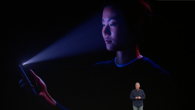 Apple-Manager Phil Schiller stellt die Gesichtserkennung des neuen iPhone X vor. Apple-Manager Phil Schiller stellt die Gesichtserkennung des neuen iPhone X vor.