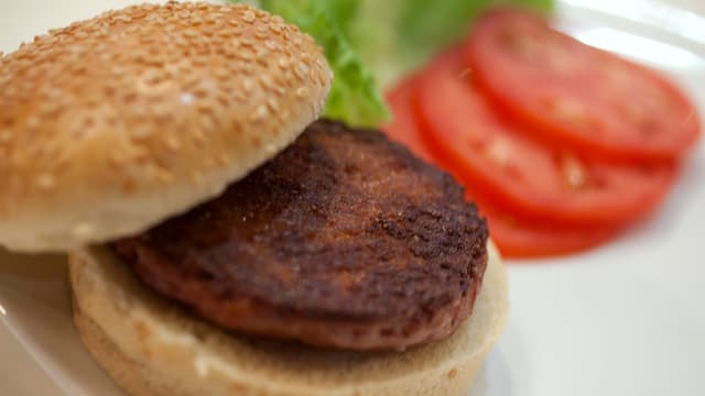 Ein künstlich kultivierter Burger in Nahaufnahme. Ein künstlich kultivierter Burger in Nahaufnahme.