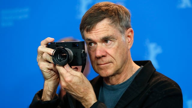 Nahaufnahme des Berlinale-Stammgasts Gus Van Sant mit einer Fotokamera in der Hand. Nahaufnahme des Berlinale-Stammgasts Gus Van Sant mit einer Fotokamera in der Hand.