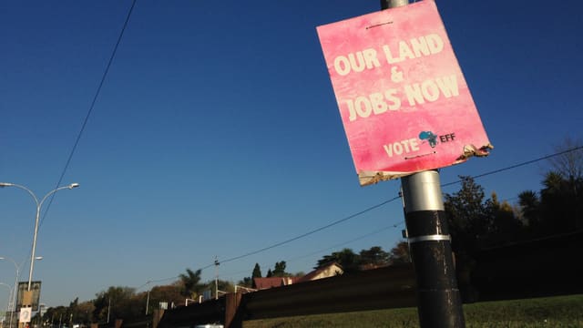 Wahlplakat an einer Strasse. Darauf steht: Unser Land und Jobs jetzt. Wahlplakat an einer Strasse. Darauf steht: Unser Land und Jobs jetzt.