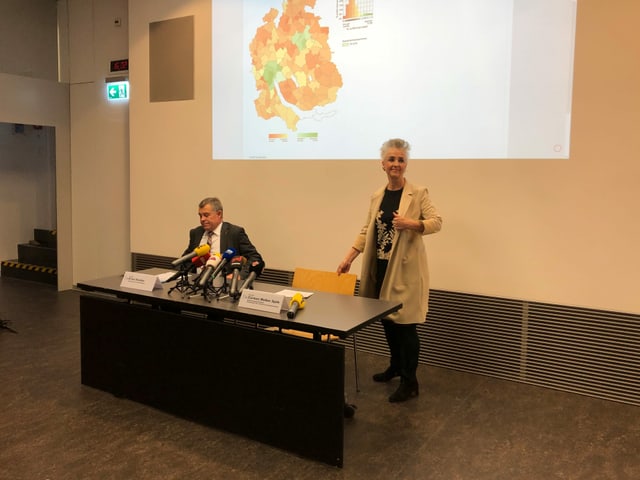 Zwei Zürcher Regierungsräte an einer Pressekonferenz Zwei Zürcher Regierungsräte an einer Pressekonferenz