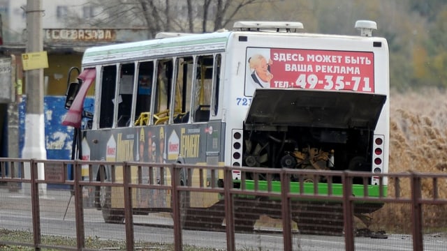 Ein Bus mit geborstenen Scheiben und offenen Türen steht am Strassenrand. Ein Bus mit geborstenen Scheiben und offenen Türen steht am Strassenrand.