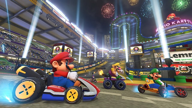 Mario und Co. in ihren Wagen auf der Kartrennbahn. Mario und Co. in ihren Wagen auf der Kartrennbahn.