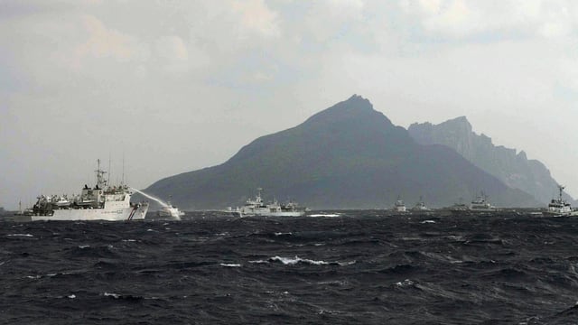 Insel mit einem Schiff im Vordergrund. Insel mit einem Schiff im Vordergrund.