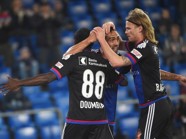 Seydou Doumbia wird nach dem 1:0 geherzt. Seydou Doumbia wird nach dem 1:0 geherzt.