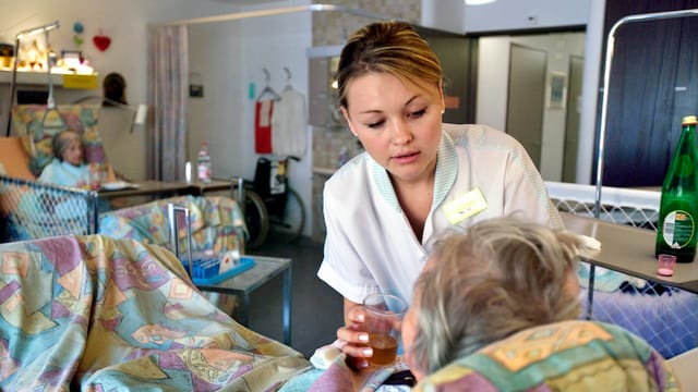 Pflegerin betreut eine alte Frau. Pflegerin betreut eine alte Frau.