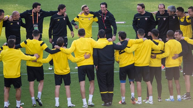 Coach Unai Emery und der FC Sevilla beim Abschlusstraining. Coach Unai Emery und der FC Sevilla beim Abschlusstraining.