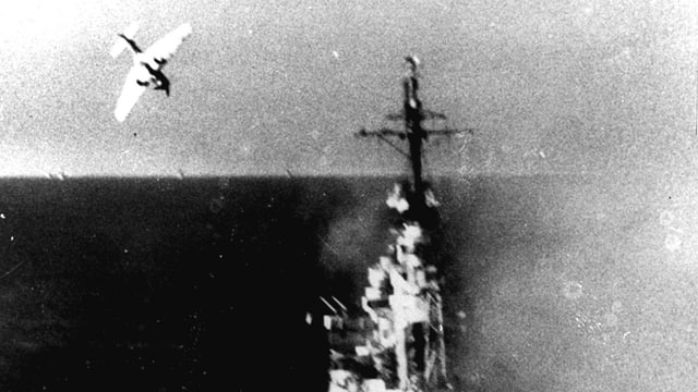 ein Kamikaze-Flieger im Anflug auf ein US-Kriegschiff. ein Kamikaze-Flieger im Anflug auf ein US-Kriegschiff.