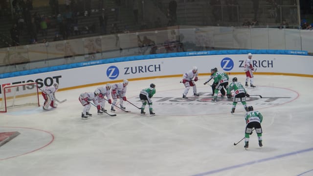 Eine Hockey-Mannschaft beim Bully Eine Hockey-Mannschaft beim Bully