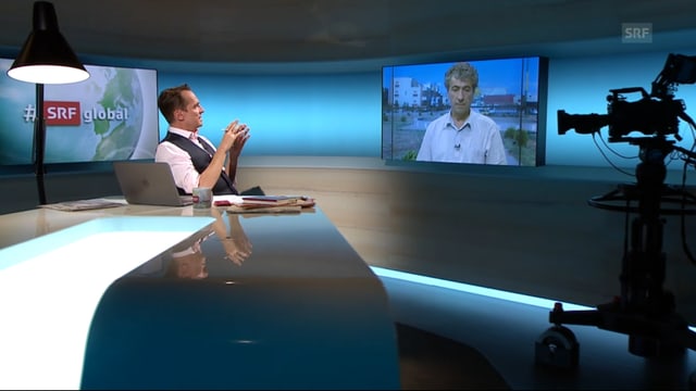 Moderator Florian Inhauser spricht im Studio mit dem aus Qamishli zugeschalteten Taha Khalil, den man auf dem Monitor sieht Moderator Florian Inhauser spricht im Studio mit dem aus Qamishli zugeschalteten Taha Khalil, den man auf dem Monitor sieht
