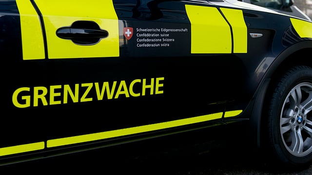 Grenzwache-Schriftzug auf Patrouillenfahrzeug Grenzwache-Schriftzug auf Patrouillenfahrzeug