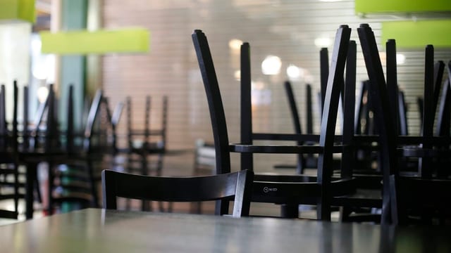 Leeres Restaurant mit Stühlen auf den Tischen Leeres Restaurant mit Stühlen auf den Tischen