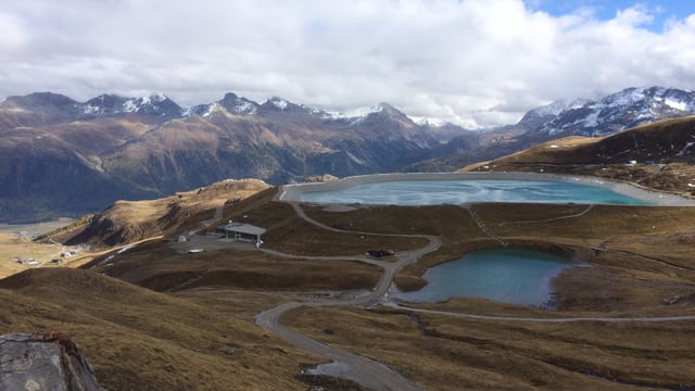 See, im Hintergrund Bergpanorama. See, im Hintergrund Bergpanorama.