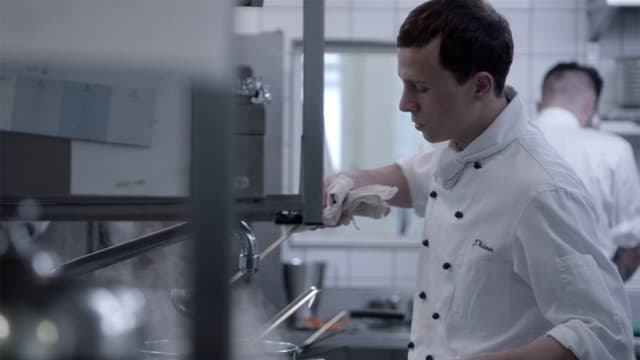 Koch in einer Restaurantküche Koch in einer Restaurantküche