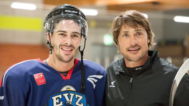 Diaz posiert mit Hockeystar Teemu Selänne Diaz posiert mit Hockeystar Teemu Selänne