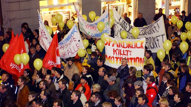 Schon im Jahr 2012 zogen tausende Personen gegen Lohnkürzungen durch die St. Galler Innenstadt. Schon im Jahr 2012 zogen tausende Personen gegen Lohnkürzungen durch die St. Galler Innenstadt.