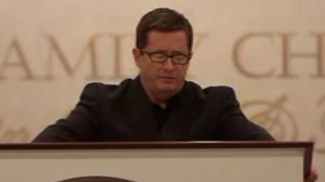 Pfarrer Bill Tvedt perdigt von seiner Kanzel. Pfarrer Bill Tvedt perdigt von seiner Kanzel.