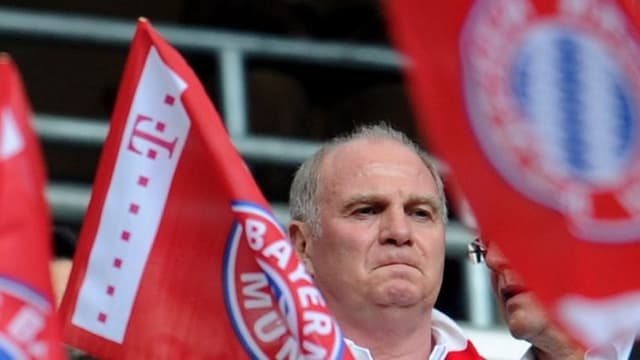 Der Präsident des FC Bayern, Uli Hoeness, inmitten von FC Bayern Flaggen. Der Präsident des FC Bayern, Uli Hoeness, inmitten von FC Bayern Flaggen.
