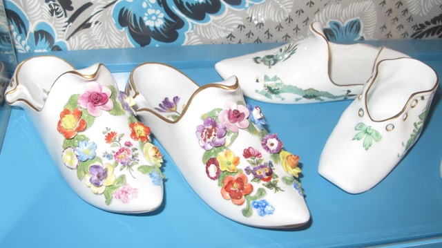 Porzellanschühlein mit Blumenschmuck Porzellanschühlein mit Blumenschmuck