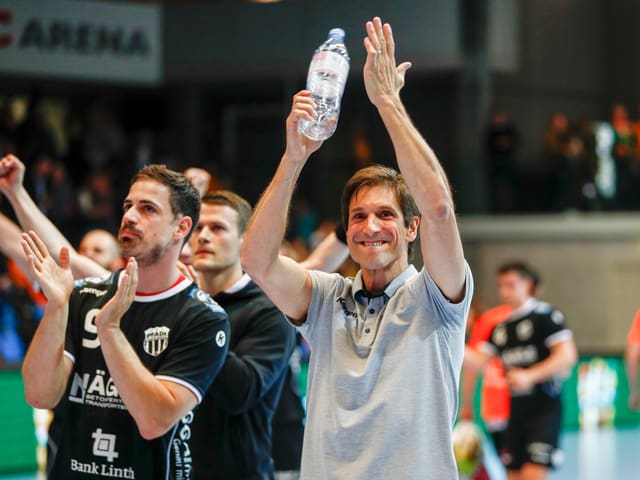 Pfadi-Trainer Adrian Brüngger und Spieler Mathias Kasapidis freuen sich über den Final-Einzug. Pfadi-Trainer Adrian Brüngger und Spieler Mathias Kasapidis freuen sich über den Final-Einzug.