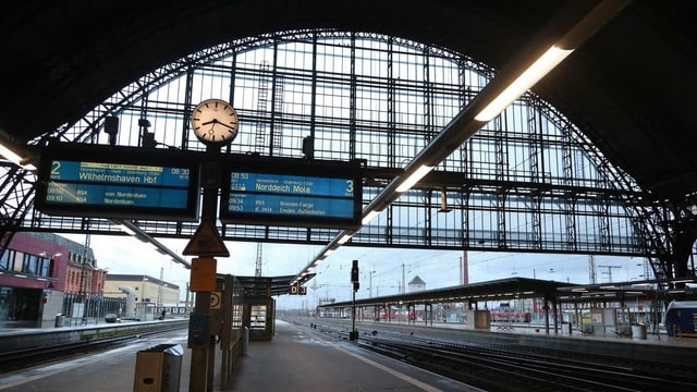 Leere Bahnsteige Leere Bahnsteige