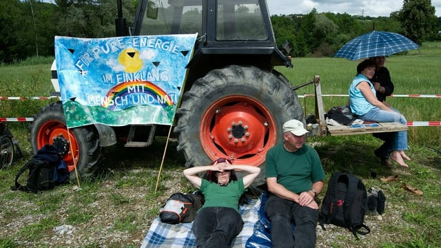 Rund 3'000 Menschen demonstrieren unter dem Motto "Mal richtig Abschalten" fuer die sofortige Stilllegung des AKWs Muehleberg. Rund 3'000 Menschen demonstrieren unter dem Motto "Mal richtig Abschalten" fuer die sofortige Stilllegung des AKWs Muehleberg.