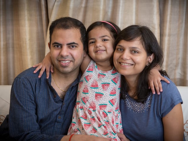 Rahul Budhwar mit seiner Frau Megha und seiner Tochter Dia. Rahul Budhwar mit seiner Frau Megha und seiner Tochter Dia.