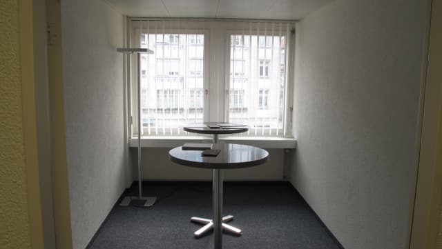 Raum mit zwei Stehtischen. Raum mit zwei Stehtischen.